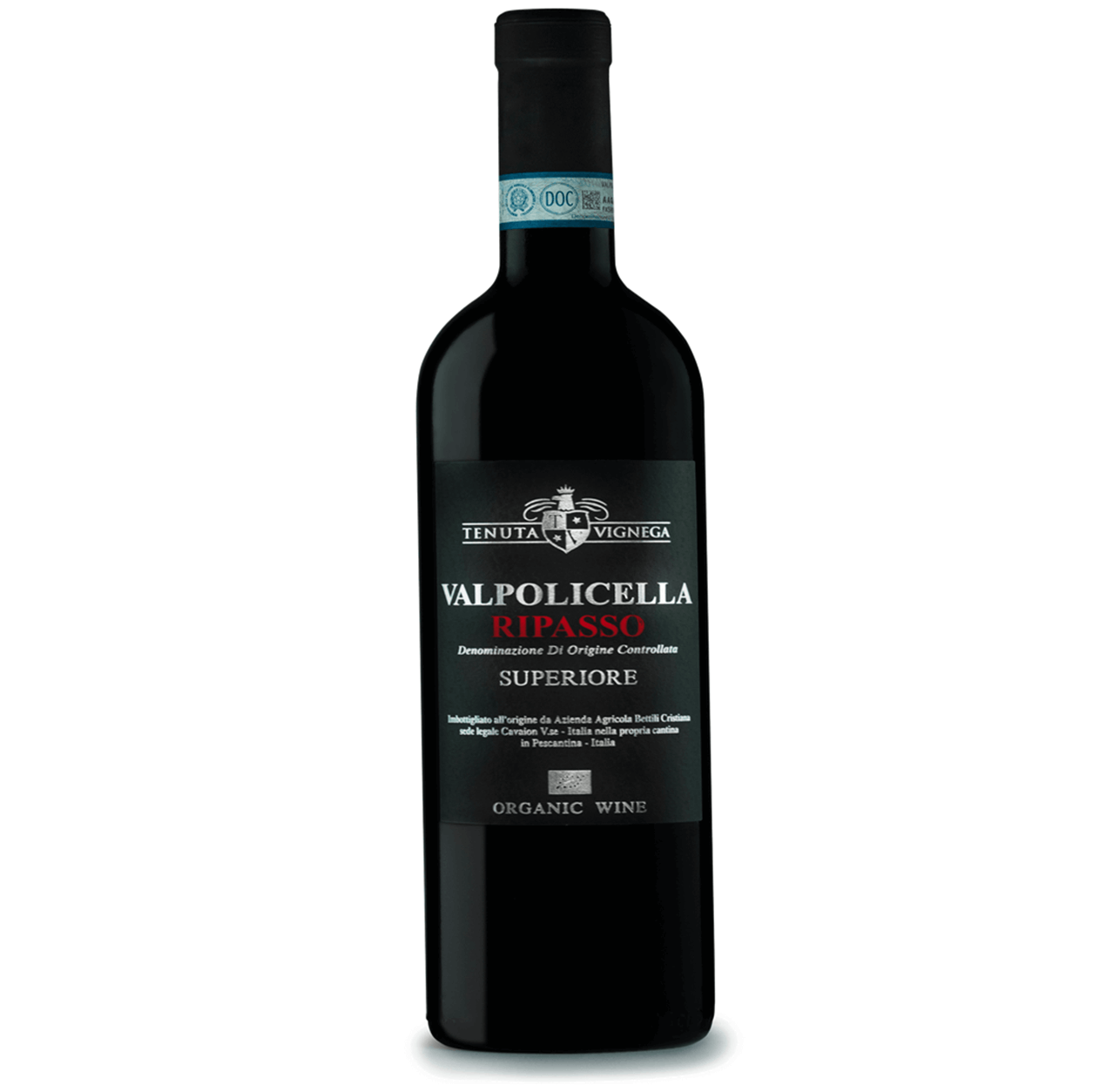 Dopo la svinatura, il vino è conservato in un serbatoio di acciaio fino al ripasso con le vinacce di Amarone della stessa annata.
Questa operazione inizia alla fine di gennaio, dove il vino sosta nella vinaccia di amarone per una settimana.
Successivamente viene affinato in botti di rovere di Slavonia e in barriques di rovere francese.
Il colore è rosso luminoso.
Il profumo è intenso di ciliegie mature, mora con leggero sentore di cioccolato e vaniglia.
Al gusto è piacevole, con una nota di