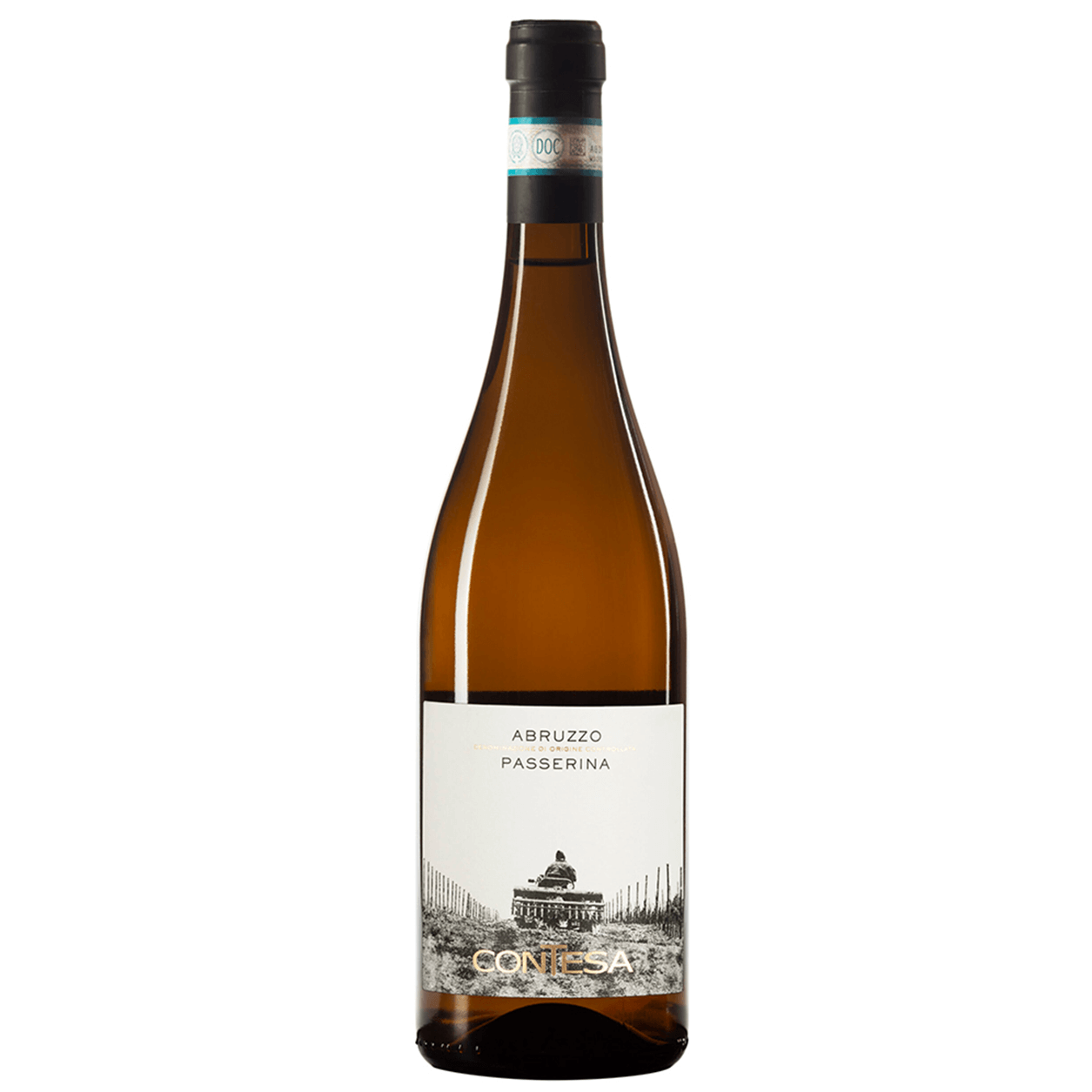 Paglierino luminoso.
Al naso emergono, con una media intensità, note di spiccata eleganza e di diverse famiglie olfattive. Fruttati di pesca, ananas e banana, circondano un sottofondo erbaceo di
rosmarino e salvia, il tutto legato da un giro iodato e salmastro.
Leggermente petillante, solletica il palato con carattere secco e abbastanza caldo, in una cornice di giusto equilibrio gustativo.