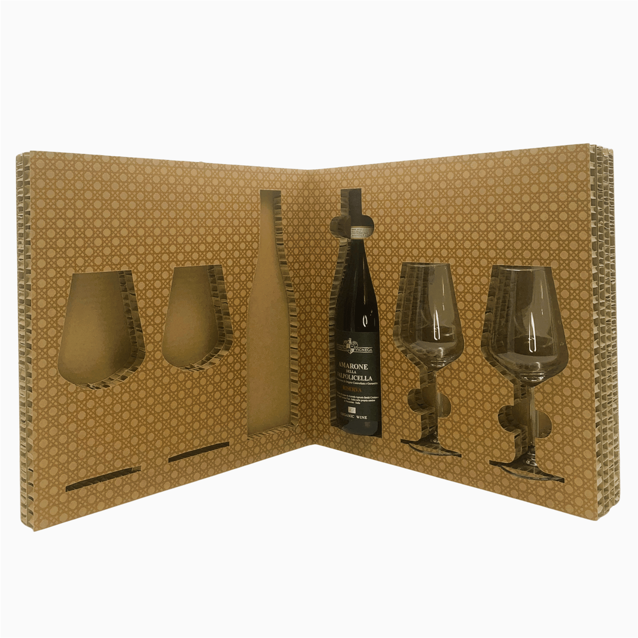 Elegante cofanetto Luxury con Calici in vetro
Rubino molto intenso che mantiene una buona trasparenza, molto consistente.
Il profumo è etereo con note di frutta matura, in particolare la marasca ed una equilibrata sensazione di legno tostato e cacao.
Al gusto è pieno, armonico, lungo, con una grande morbidezza ed equilibrio.
Retrogusto di marasche sotto spirito.