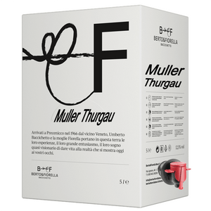 Colore: Giallo paglierino con affascinanti riflessi verdognoli.

Profumo: Intrigante, intenso, ampio, con lievi sfumature aromatiche. Impatto floreale e fruttato di grande eleganza. Fiori d’acacia, biancospino e note balsamiche si uniscono ad albicocca, pera, mela.

Gusto: aromatico, fragrante, fresco ed intenso. Attacco morbido con una buona acidità. Ricchezza di sensazioni al palato che richiamano i profumi.