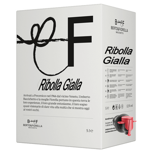 Colore: Giallo paglierino con delicati riflessi verdi

Profumo: Intenso, fresco e raffinato. La delicatezza dei fiori bianchi primaverili, si sposa perfettamente con note fruttate di mela o pera.


Gusto: Vivace, dinamico, note agrumate di lime e acidità viva regalano una sensazione persistente di freschezza. Delicato ma avvolgente con retrogusto leggermente balsamico.