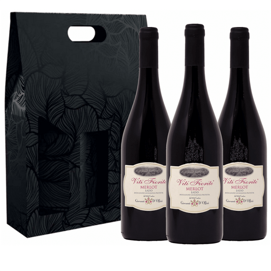  Confezione regalo da 3 bottiglie in cartone di colore e motivo secondo disponibilità, potrebbe variare da quella in foto

Il Merlot è originario di Bordeaux: fu introdotto in Agro Pontino negli anni Trenta dai coloni Veneti che bonificarono le Paludi Pontine e nel 1966 gli fu anche riconosciuta la Denominazione di Origine Controllata.

Colore rosso rubino intenso

Al naso offre un elegante bouquet di piccoli frutti rossi e di ciliegia, con tipiche sensazioni erbacee che si ritrovano all’assaggio
 