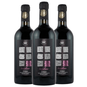 Il vitigno Syrah originariamente proviene dalla città di Schiraz, in Persia, da cui pare giunto nel nostro paese nell’antichità attraverso la città di Siracusa.


Rosso rubino, al naso sentori di spezie come il pepe e piccoli frutti rossi come il ribes , carrube, ciliegie. In bocca è caldo, giustamente tannico, intenso, con un finale di frutta rossa in confettura e nocciola tostata.