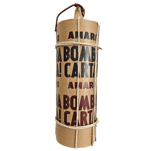 Color testa di moro intenso, profuma di resine, pinoli e alghe, con venature balsamiche importanti e profonde: menta, eucalipto e cioccolato amaro si fondono con miele scuro e spezie, il tutto condito da macchia mediterranea.

Assaggio potente, dalla spiccata vena amaricante di erbe officinali, mostra ricordi di mirto, ginepro e chiodi di garofano.

Impressionante l’eco della lunga persistenza, minerale, salina, balsamica e tostata che lascia la bocca aromatizzata per diversi minuti dopo la deglutizione.