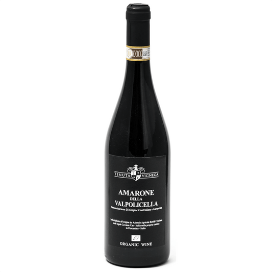 Rubino molto intenso che mantiene una buona trasparenza, molto consistente.

Il profumo è etereo con note di frutta matura, in particolare la marasca ed una equilibrata sensazione di legno tostato e cacao.

Al gusto è pieno, armonico, lungo, con una grande morbidezza ed equilibrio. 

Retrogusto di marasche sotto spirito.