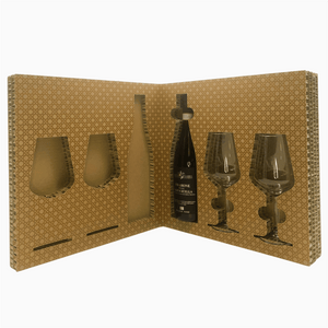  Elegante cofanetto Luxury con Calici in vetro

Rubino molto intenso che mantiene una buona trasparenza, molto consistente. 

Il profumo è etereo con note di frutta matura, in particolare la marasca ed una equilibrata sensazione di legno tostato e cacao.

Al gusto è pieno, armonico, lungo, con una grande morbidezza ed equilibrio. 

Retrogusto di marasche sotto spirito.