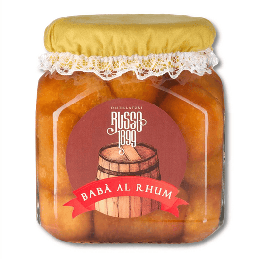 L'impasto ed i tempi di lievitazione sono i due principali fattori che rendono unico il nostro babà. 

È lasciato lievitare a lungo e poi cotto con forno molto caldo che ne imprime un colore ambrato ed intenso.

Solo dopo qualche giorno viene immerso nel suo liquido caldo di zucchero e rum.
