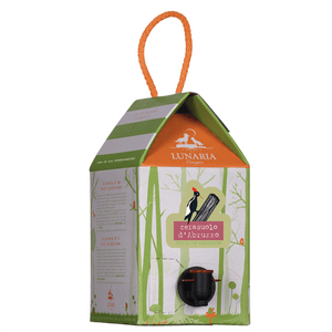 Rosa ciliegia, brillante con piacevoli sfumature violacee.

Intenso e fruttato al naso, note di “cerasa” e fragola abbinata a mandorla e gelso.

Il palato è fresco, armonico, caldo e di buon corpo.