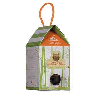 Le uve lasciate appassire in pianta, dopo un’attenta selezione, vengono diraspate e pigiate, le bucce vengono lasciate a contatto con il mosto con i propri lieviti indigeni per 20 giorni ad una temperatura costante di 20/22°C.

Caratteristiche sensoriali
Rosso rubino impenetrabile, al naso frutta rossa, confettura di amarena e mandorle. In bocca è lievemente dolce, caldo, morbido, intenso, e con il tipico finale ammandorlato.