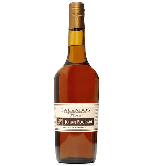 Il Calvados Fine di Jehan Foucart si ottiene esclusivamente da mele selezionate di diversa qualità della regione di Pays d'Auge.

Una volta distillato, l'invecchiamento si svolge lentamente in fusti di quercia, all'interno dei quali i tannini del legno si uniscono progressivamente con gli aromi fruttati del Calvados.

Si mostra alla vista di colore ambrato brillante.

Al naso propone un sentore marcato di mela, arricchito da delicate note vanigliate. 