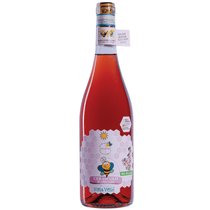 Colore rosa ciliegia intenso e brillante

Fragranze di lamponi, melagrana e toni balsamici.

Netta sapidità e sensazione tannica dimostrando la grande vitalità del vino

Attacco gustativo impetuoso con note fruttate e floreali legate a un tannino presente, ma ben integrato.

Il nerbo acido lo rende scalpitante e fresco