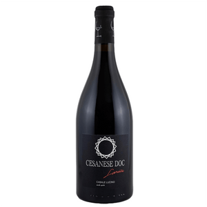 Una bottiglia dal formato e spessore importante per omaggiare il vino TOP prodotto dall'azienda da un particolare appezzamento di vigna con esposizione privilegiata, vendemmia verde, leggero appassimento in pianta e lunga macerazione per poi riposare e lasciar smussare il carattere distintivo del cesanese al tempo come lui solo sa fare.

Fruttato e minerale, deciso e vellutato allo stesso tempo, il CESANESE LEVANTE prodotto a Casale Lucino dai fratelli Ceracchi è di un rosso rubino con riflessi granati.
