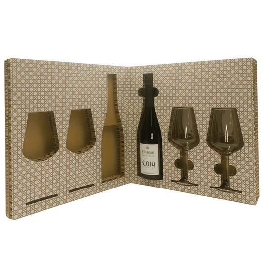 Elegante cofanetto Luxury con Calici in vetro
 Ottima idea regalo per sorprendere con qualcosa di strepitoso ed elegante i tuoi amici
Materiali pregiati e ottime finiture, tutto completo per fare tu la confezione regalo, non dovrai pensare ad altro

Miscela dei nostri 3 appezzamenti di chardonnay, ciascuno situato in un villaggio diverso: Neuville-Sur-Seine, Gye-Sur-Seine e Courteron. 

Le uve vengono cernite e il succo accuratamente selezionato per produrre una cuvée eccezionale  