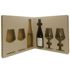 Elegante cofanetto Luxury con Calici in vetro
Ottima idea regalo per sorprendere con qualcosa di strepitoso ed elegante i tuoi amici
Materiali pregiati e ottime finiture, tutto completo per fare tu la confezione regalo, non dovrai pensare ad altro

La cuvée Echo rappresenta perfettamente la nostra piantagione di uva dai nostri 9 appezzamenti: 15% chardonnay e 85% pinot noir. 

La sua miscela è composta principalmente al 60% da vino d'annata e 40% da vino di riserva perpetua.

Oltre 4 anni sui lieviti