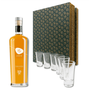 La grappa 15 uomini è un' acquavite invecchiata in botti di rum caraibiche per un periodo che va dai 12 ai 18 mesi e in botti di rovere precedentemente usate per il vino taurasi.

Grappa decisamente aromatica, caratterizzata da nota di nocciola, tabacco e erba fresca.


Questa pregevole grappa ha sentori di marasca e ribes.



Contiene: Grappa 15 Uomini affinata in botti da Rum e Taurasi Distillatori Russo 70cl + 6 Bicchierini in vetro

Misure scatola: cm 9x29x36