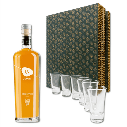 La grappa 15 uomini è un' acquavite invecchiata in botti di rum caraibiche per un periodo che va dai 12 ai 18 mesi e in botti di rovere precedentemente usate per il vino taurasi.

Grappa decisamente aromatica, caratterizzata da nota di nocciola, tabacco e erba fresca.


Questa pregevole grappa ha sentori di marasca e ribes.



Contiene: Grappa 15 Uomini affinata in botti da Rum e Taurasi Distillatori Russo 70cl + 6 Bicchierini in vetro

Misure scatola: cm 9x29x36