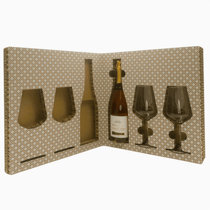 Prodotto nel più puro rispetto del metodo tradizionale o Champenoise con vendemmie intere e 12 mesi di affinamento sui lieviti.

Il suo vestito è di un bel rosa salmone, grazie ad una breve macerazione. 

I suoi aromi di frutti rossi sottolineano delicatamente la freschezza della bocca.

 Elegante cofanetto Luxury con Calici in vetro
 Metodo Champenoise Francese
 Ottima idea regalo per sorprendere con qualcosa di strepitoso ed elegante i tuoi amici