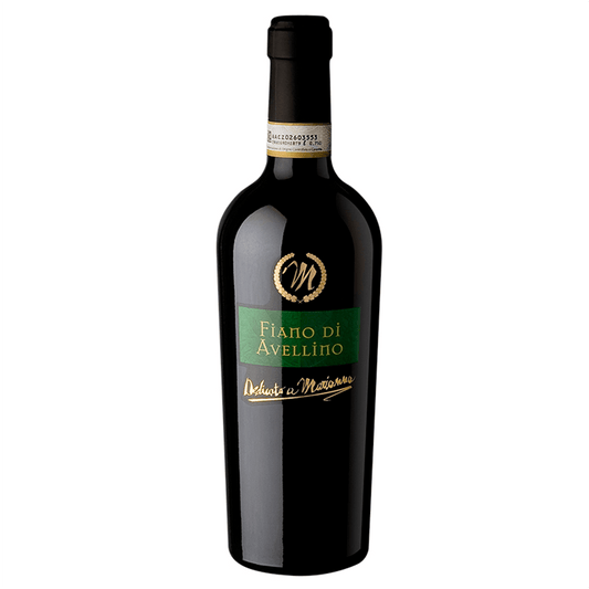 Grandissimo bianco di antica cultura e tradizione. Ha un colore giallo paglierino tenue,
al naso un profumo gradevole di fiori bianchi con sentori di nocciola tostata, mela cotta e foglia di finocchio. Un sapore invitante, secco e armonico, in bocca è persistente ed
elegante, di buona struttura