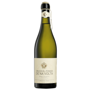 “De na volta…” Come vuole la tradizione, nei giorni che seguono la Pasqua, dopo il periodo di affinamento invernale, si procede all’imbottigliamento del vino che, rifermentando in bottiglia dà origine al caratteristico fondo (deposito).

E’ un vino che segue i cicli delle stagioni e, una volta in bottiglia, non può essere corretto o modificato. 

È sempre diverso, di anno in anno, di bottiglia in bottiglia e, in base al momento in cui viene consumato, offre sensazioni di complessità sempre diverse