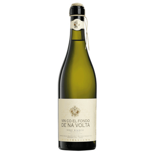 “De na volta…” Come vuole la tradizione, nei giorni che seguono la Pasqua, dopo il periodo di affinamento invernale, si procede all’imbottigliamento del vino che, rifermentando in bottiglia dà origine al caratteristico fondo (deposito).

E’ un vino che segue i cicli delle stagioni e, una volta in bottiglia, non può essere corretto o modificato. 

È sempre diverso, di anno in anno, di bottiglia in bottiglia e, in base al momento in cui viene consumato, offre sensazioni di complessità sempre diverse