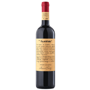 Il Funnari nasce nel 1991, infatti è stato il primo vino di Mimmo Paone.

Anche l'etichetta scritta a penna ha il suo perché e negli anni ha mantenuto sempre l'originalità di un tempo.

Il Nero D’avola “Funnari” è un rosso che poggia le radici su terreni ricchi e drenanti, il cui impasto comprende argilla, limo e sabbia.

Le vigne si affacciano sul mar Mediterraneo, concentrando tutte le sfumature marine e solari di questa terra. 

Le uve vengono accudite minuziosamente e poi portate in cantina, dove v