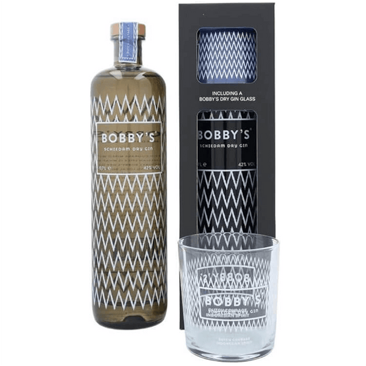 Votato come il miglior Gin dei Paesi Bassi nel 2019, il Bobby’s Schiedam Dry Gin è un distillato di origine olandese, risultato di una combinazione fresca e speziata di botaniche tipiche del gin distilled di Schiedam, come ginepro, semi di finocchio, coriandolo, bacche di rosa canina, e spezie tradizionali indonesiane come citronella, chiodi di garofano, cannella e pepe. Dal tipico colore trasparente, Bobby's Schiedam Dry Gin è un gin speziato e fragrante all’olfatto