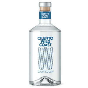 È un gin mediterraneo che esprime gli aromi della meravigliosa costa selvaggia del Cilento.

Ogni bottiglia del Cilento Wild Coast è unica. 

La raccolta delle botaniche avviene a mano e gli ingredienti sono diversi in ogni stagione donando sensazioni nuove.

Ciò consente ad ogni distillazione di diventare un’opera organolettica irripetibile.

Luminoso e cristallino alla vista.

Armonioso al naso, fresco di agrumi, arricchito da tocchi di mirto seguito da sfumature speziate di finocchio marino e gine