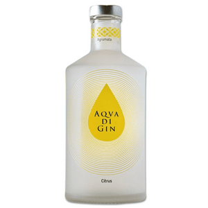 Gin Citrus è esperienza sensoriale unica, questa Acqva di Gin Agrumata offre un ingresso delicato e rinfrescante, con note di testa agrumate grazie alle scorze di bergamotto e mandarino. Il finale è lungo e bilanciato, stimolando il desiderio di un altro sorso. Questo gin è ideale per long drink come i Fizz, o per aggiungere un tocco di freschezza ai cocktail più tradizionali, offrendo un’esperienza gustativa nuova e immediatamente affascinante.

Botaniche principali: ginepro rosso, scorze di bergamotto