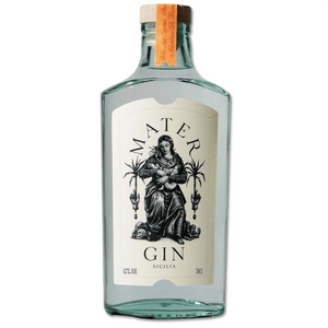 Un London Dry che guarda il Mediterraneo e indossa la sua macchia. Potenziato dalla panela, il miele di zucchero intero, ricavata dal succo fresco di canna da zucchero. Si tratta di un gin al 100% naturale. Le sue botaniche principali sono le bacche di ginepro, coriandolo, scorza di limone di Siracusa IGP, scorza d’arancia, mandorla di Modica, rosmarino, ginestra, miele di canna da zucchero siciliana. La distillazione è lenta e discontinua in alambicco di rame.

Si present