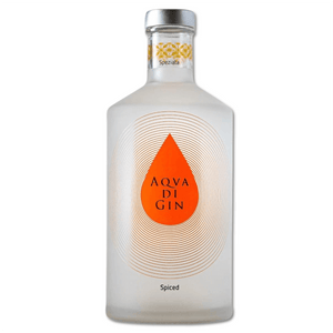Gin Spiced dal gusto aromatico con intense note speziate che aprono la strada alle calde note di cuore date dalla galanga e dalle note vanigliate della fava tonka con un finale piccante di pepe rosa, Aqva di Gin Speziata è un distillato tondo e bilanciato. Viene consigliato in particolare per i punch e per i cocktail pre-dinner come il negroni.
