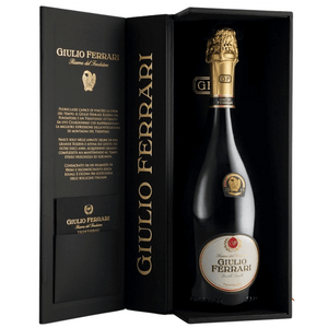 EQUILIBRATA FRAGRANZA
Fuoriclasse che va oltre ogni aspettativa. Chardonnay in purezza, affascinante, appagante, suggestivo. Una grande Riserva, icona per eccellenza delle bollicine italiane, il Giulio Ferrari è capace di vincere la sfida del tempo. 
VENDEMMIA 2015
La 2015 è un’annata che ha garantito un decorso caldo e asciutto nel suo progressivo incedere. Il bel tempo ha accompagnato la fioritura iniziale, che ha poi condotto, grazie a un’equilibrata piovosità nei mesi primaverili 