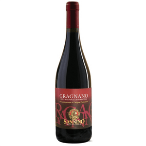 Dalle uve Aglianico e Piedirosso, prodotte nel tipico territorio di Gragnano, si ottiene un vino frizzante di antica nobiltà.

Di colore rubino intenso presenta la spuma con riflessi violacei. 

Ha sentore fruttato, gusto morbido e gradevole.

IL VINO DA PIZZA.