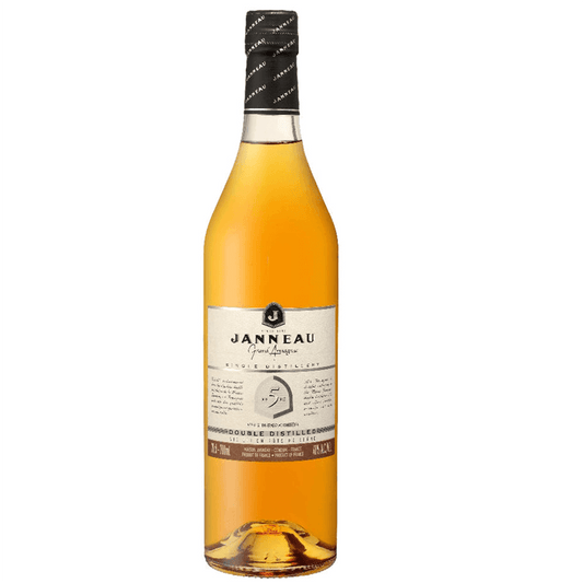 Il colore è un ambrato seducente, testimone del lungo riposo in legno.

Al naso, si apre con note vibranti di frutta matura, spezie leggere e un lieve accenno di vaniglia che deriva dall'interazione col legno di rovere durante l'invecchiamento.

Questi aromi si trasformano in un bouquet complesso che anticipa un sapore coinvolgente e bilanciato.

In bocca, l'Armagnac Janneau 5 anni rivela una struttura elegante e rotonda.

Le note di prugna, caramello e un pizzico di pepe ne fanno un distillato raffinato