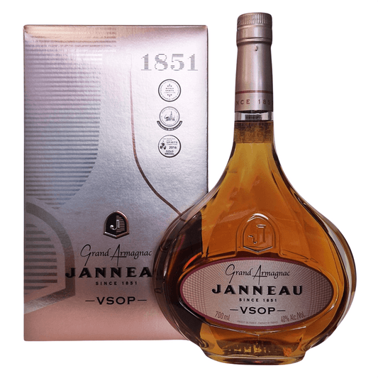 Simbolo della Maison Janneau e del suo stile, il V.S.O.P. è una miscela di acqueviti ottenute da uve Baco, Ugni Blanc e Folle Blanche accuratamente selezionate, invecchiate per 20 anni in botti di rovere. Tutte le uve sono coltivate nelle regioni del Bas Armagnac e della Ténarèze.
La distillazione è effettuata combinando due metodi: alambicchi a fuoco diretto ;single pot e doppia distillazione in alambicchi a vapore, tipica del Cognac.

Si presenta di colore ambra