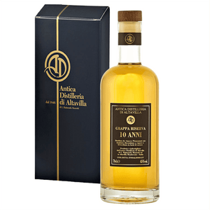 Vitigno:

Selezione di vitigni tipici piemontesi.

Sistema di distillazione:

Discontinuo a bassa pressione con alambicchi in rame funzionanti a vapore.

Periodo di distillazione:

Ottobre e novembre di ogni anno.

Botti utilizzate:

In botti di rovere.

Colore:

Ambrato.

Profumo:

Delicatamente fine e avvolgente.

Sapore:

Di ampia struttura, con retrogusto vanigliato.