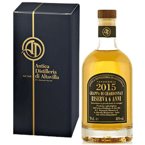 Vitigno: Chardonnay

Provenienza Vinaccia: Monferrato casalese e astigiano.

Sistema di distillazione: Discontinuo a bassa pressione con alambicchi in rame funzionanti a vapore.

Periodo di distillazione: Ottobre e novembre di ogni anno.

Tipologia di invecchiamento: 6 anni in piccole botti di castagno.

Colore: Ambrato.

Profumo: Aromatico, speziato, leggere note di tabacco.

Sapore: Alla morbidezza iniziale del vitigno si aggiungono le caratteristiche avvertite al palato