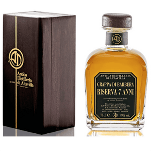 Vitigno: Barbera.

Provenienza Vinaccia: Selezionate dai migliori produttori del Monferrato e Astigiano.

Sistema di distillazione: Discontinuo a bassa pressione con alambicchi in rame funzionanti a vapore

Periodo di distillazione: Ottobre e novembre di ogni anno.

Botti utilizzate: In piccole botti di rovere francese.

Colore: Ambrato.

Profumo: Complesso, avvolgente, ampio.

Sapore: Ricco e persistente, prevalgono le sensazioni di vaniglia tipiche del rovere francese. Retrogusto di vaniglia.