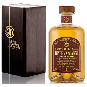 Vitigno: Malvasia di Casorzo d’ Asti.

Provenienza Vinaccia: Casorzo (Asti).

Sistema di distillazione: Discontinuo a bassa pressione con alambicchi in rame funzionanti a vapore

Periodo di distillazione: Ottobre e novembre di ogni anno.

Botti utilizzate: In piccole botti di ciliegio.

Colore: Ambrato tendente al rosso.

Profumo: Delicato, fruttato e decisamente aromatico.

Sapore: Morbido, sentori di ciliegia e frutti di bosco.