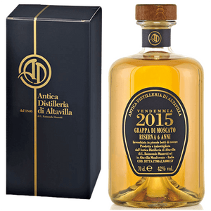 Vitigni disponibili: Moscato

Provenienza Vinaccia: Canelli, Santo Stefano Belbo.

Sistema di distillazione: 
Discontinuo a bassa pressione con alambicchi in rame funzionanti a vapore.

Periodo di distillazione: Ottobre e novembre di ogni anno.

Tipologia di invecchiamento: 6 anni in piccole botti di rovere.

Colore:&nbsp;Ambrato paglierino.

Profumo: Avvolgente, delicato, fruttato.

Sapore: Morbido, avvolgente con sensazioni di vaniglia e piccoli frutti.