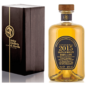 Vitigni disponibili: Moscato

Provenienza Vinaccia: Canelli, Santo Stefano Belbo.

Sistema di distillazione: Discontinuo a bassa pressione con alambicchi in rame funzionanti a vapore.

Periodo di distillazione: Ottobre e novembre di ogni anno.

Tipologia di invecchiamento: 6 anni in piccole botti di rovere.

Colore: Ambrato paglierino.

Profumo: Avvolgente, delicato, fruttato.

Sapore: Morbido, avvolgente con sensazioni di vaniglia e piccoli frutti.