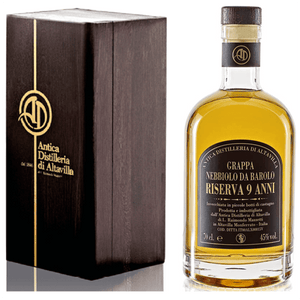 Vitigno: Nebbiolo da Barolo.

Provenienza Vinaccia: Langhe, Piemonte.

Sistema di distillazione: Discontinuo a bassa pressione con alambicchi in rame funzionanti a vapore.

Periodo di distillazione: Ottobre e novembre di ogni anno.

Botti utilizzate: In piccole botti di castagno

Colore: Ambrato intenso.

Profumo: Speziato, complesso e avvolgente.

Sapore: Asciutto, persistente. Prevalgono toni speziati, dolci e amari
Retrogusto di lunga persistenza.