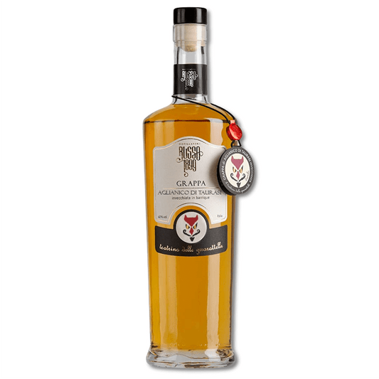 La grappa Aglianico di Taurasi Invecchiata è un' acquavite ottenuta dalla distillazione di vinacce dall'omonimo vitigno campano provenienti da zone vocate e selezionate al momento della pressatura.

La grappa viene invecchiata in botti di rovere francese per un periodo minimo di 18 mesi.

Grappa decisamente aromatica, caratterizzata da nota di nocciola, tabacco e erba fresca.


Questa pregevole grappa ha sentori di marasca e ribes.