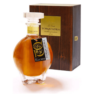 La Grappa di Amarone Gran Riserva Eloisi Torquadra è un prodotto italiano di eccellenza, frutto di una meticolosa selezione delle migliori vinacce di Amarone. Queste vengono distillate nel tradizionale alambicco discontinuo a vapore, rispettando l’antica tradizione trentina. La grappa così ottenuta viene poi fatta invecchiare per un lungo periodo in piccole botti di rovere pregiato, riposte in un ambiente buio e silenzioso. Nel corso del tempo, la grappa estrae dal legno un colore naturale  