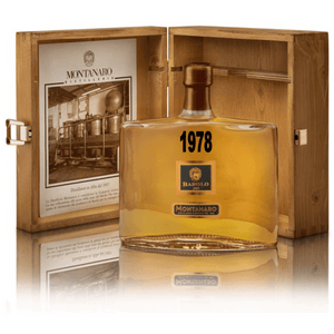 Dal colore giallo ambrato brillante con sfumature intense e tonalità calda.

Il profumo che si percepisce prima di degustarla è avvolgente ed intenso. 

Si avvertono leggere note fruttate e più marcate note speziate tipiche del Barolo invecchiato.

Però l’emozione è data soprattutto dagli aromi che si sviluppano in gran parte sorseggiando il distillato.

Si riscontra la complessità e l’armonia che si era trovata nel profumo.

Il fruttato vira su note speziate particolari come il tabacco, la cannella e 