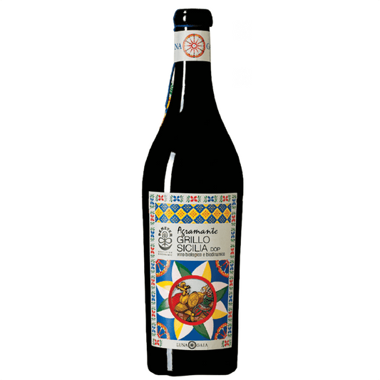 LUNAGAIA propone una selezione di vini autoctoni siciliani che esprimono il patrimonio ampelografico della regione.
I vigneti di aziende agricole socie di BIO Cantina Sociale Orsogna si trovano nella Valle del Belice in provincia di Trapani e sono tutti condotti in biodinamica.

Diraspatura, spremitura in pressa soffice e fermentazione senza utilizzo di lieviti selezionati (fermentazione spontanea) in acciaio a temperatura controllata (14-16 °C).

Affinamento in vasca sui lieviti per 4 mesi
