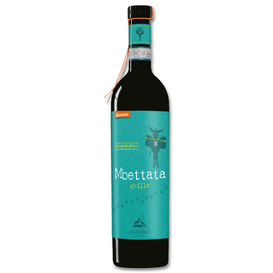 Grillo è un vitigno a bacca bianca diffuso soprattutto nella Sicilia occidentale. Origine probabile risiede in quello che scriveva nel 1874 il barone Mendola: “seme di Catarratto bianco fecondato artificialmente con Zibibbo nella fioritura del 1869 nel mio vigneto Piana dei Peri presso Favara […]. Lo stesso scriveva anche nel 1904 “ibridai il Catarratto comune di Sicilia […] collo Zibibbo, per potere fabbricare un Marsala più aromatico”. Il Grillo trova la sua origine inizialmente nella zona di Marsala