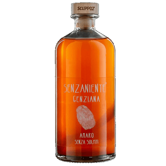 Genziana Senzaniente in infusione di vino senza solfiti e testimone di radice in bottiglia liquore artigianale Scuppoz Abruzzo