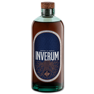 Amaro di radici con metodo di infusione delle radici in alcol e Vecchia Grappa di Prosecco

Inverum è un ;amaro intenso, corposo e speziato, che unisce la vivacità pungente dello zenzero alle sfumature amaricanti di rabarbaro con sentori di china e accenti di arancio amaro. Al naso si presenta ricco e profondo, mentre al palato rivela un equilibrio deciso tra l’amaro delle radici e la freschezza vibrante delle spezie. Il finale è lungo, caldo, con una nota lievemente piccante 

Il carattere deciso 