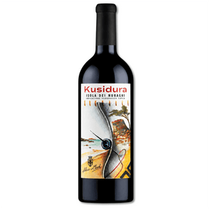Kusidura è un blend tra masse di vino rosso e masse di vernaccia di differente invecchiamento. Kusidura in sardo significa “cucitura”: è evidente il riferimento alla particolare operazione di assemblaggio che si nasconde dietro questa bottiglia.

Aspetti produttivi del Kusidura

Il progetto Prinveor alla base di questo nuovo vino parte da molto lontano, e vede coinvolti, oltre alla cantina di Baratili San Pietro, il Dipartimento di Scienze della Vita e dell'Ambiente dell'Università di Cagliari, l'impresa ag