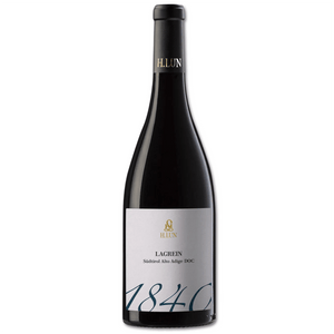 Il nostro enologo seleziona accuratamente le uve per posizione e qualità,
affinché il variegato terroir altoatesino possa trovare la sua massima
espressione nel vino. Da sempre, l'arte vera consiste nel ricavare da
ciascuna particolare posizione la giusta varietà, così da rafforzare
l'unicità dei vini di qualità H.LUN.

Questo vitigno è un residuo della viticoltura tradizionale tirolese. Ha un aroma fine e gradevole che richiama il profumo della viola. Il gusto è pieno, vellutato e leggermente asprigno. Si 